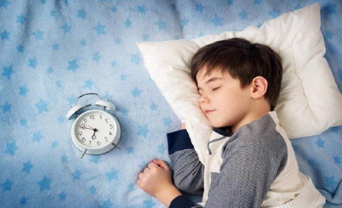 چرا کودکان باید شب‌ها زود بخوابند؟