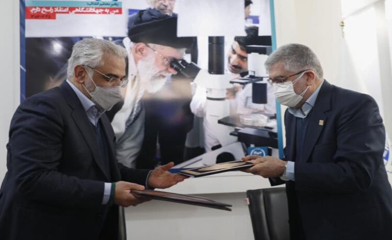 در جریان بازدید دکتر طهرانچی از نمایشگاه دستاوردهای جهاد دانشگاهی؛ تفاهم‌نامه دانشگاه آزاد اسلامی و جهاد دانشگاهی برای ایجاد «سکوی نشر دانش» به امضا رسید