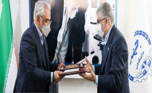 در جریان بازدید دکتر طهرانچی از نمایشگاه دستاوردهای جهاد دانشگاهی؛ تفاهم‌نامه دانشگاه آزاد اسلامی و جهاد دانشگاهی برای ایجاد «سکوی نشر دانش» به امضا رسید