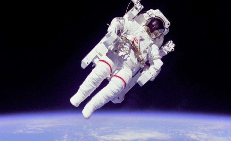 چرا فضانوردان سفید می‌پوشند؟