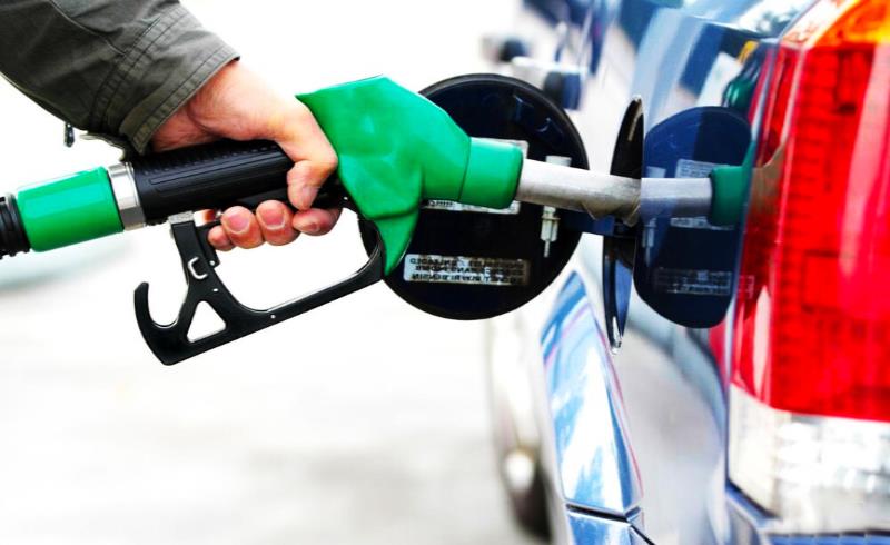 کارشناس حوزه انرژی در گفت‌وگو با آگاه: نرخ متعارف بنزین مانع قاچاق می شود/ نفع کشور از واردات بنزین