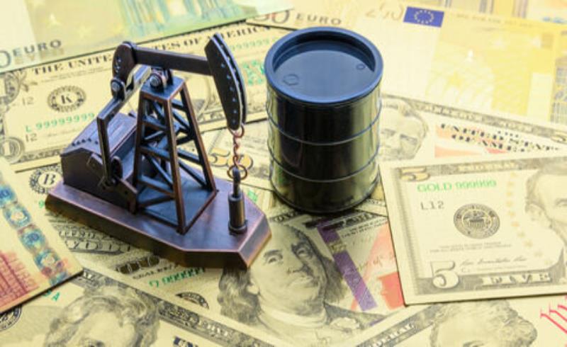 کاهش قیمت نفت به ۱۰۵ دلار در هر بشکه