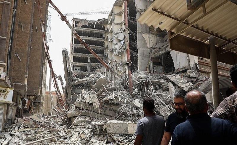مدیر عامل جمعیت هلال احمر خوزستان خبرداد؛ فروریختن بخش‌های باقیمانده از برج متروپل آبادان/ نجاتگران در منطقه مشغول امدادرسانی هستند