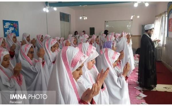 دانش‌آموزان مدارسی که به نماز توجه دارند اضطراب و ناهنجاری‌ کمتری دارند