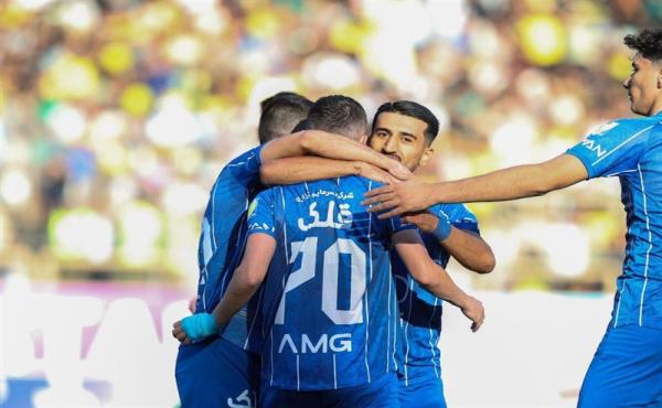 صعود استقلال به صدر جدول با شکست فجر در شیراز/ پای یک مهاجم به گل باز شد